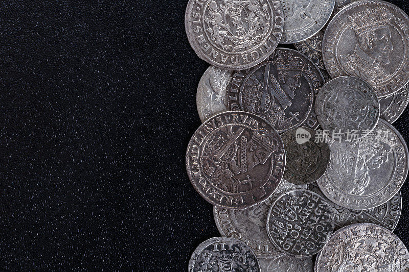 中世纪欧洲银币的特写镜头。Waza Zygmunt三世。古代银币，钱币，被泥土覆盖的银币，安提卡瓦雷特。